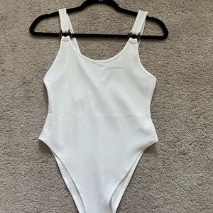 H&M white ribbed bodysuit with tortoise detail